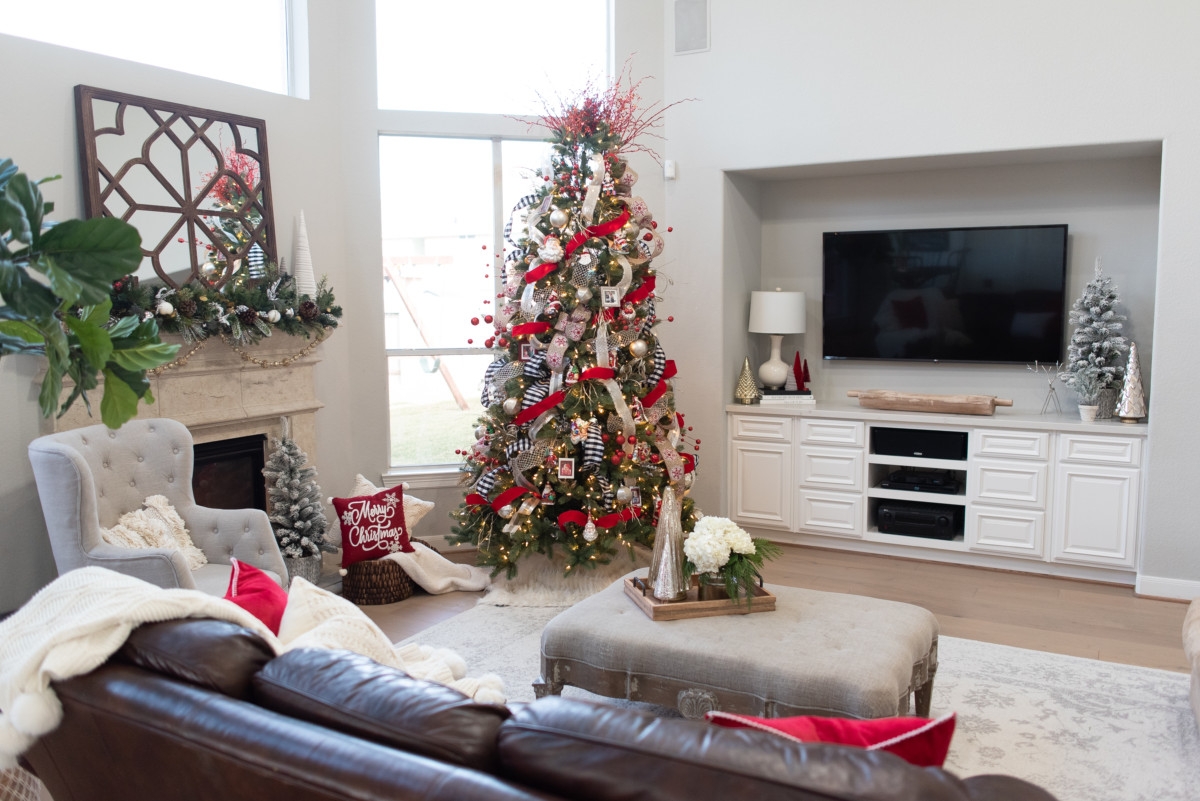  | Holiday Home Tour: Festive Christmas Home Decor featured by top Houston life and style blog Haute & Humid