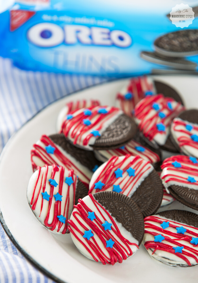 fourth of July oreos | 4th of July Desserts by popular Houston lifestyle blog, Haute and Humid: image of 4th of July chocolate dipped Oreos.